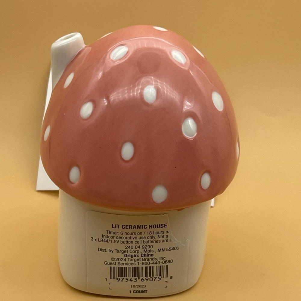 Illuminated Ceramic Mushroom House, NWT - Picture 14 of 14